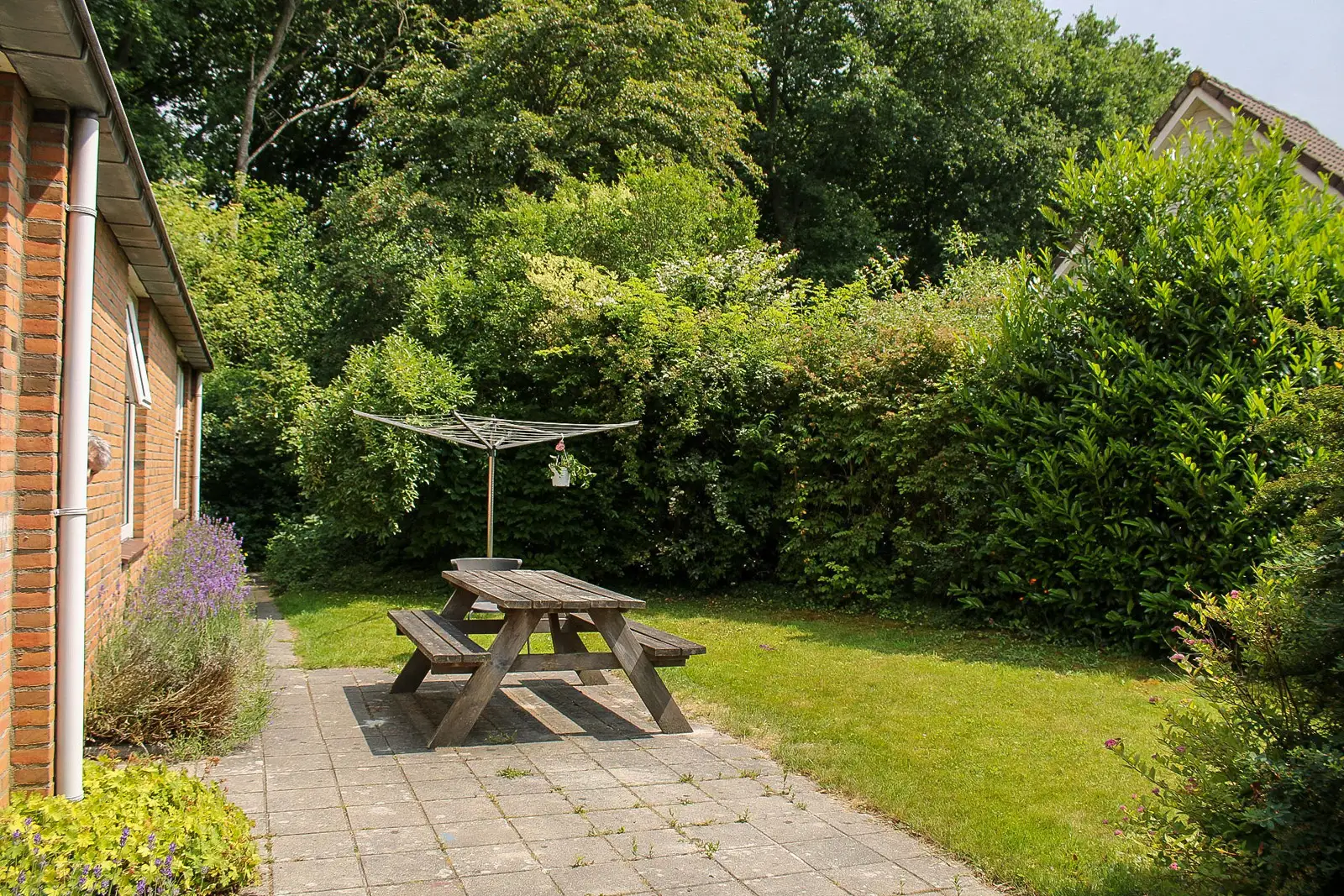 Tuin met picknicktafel